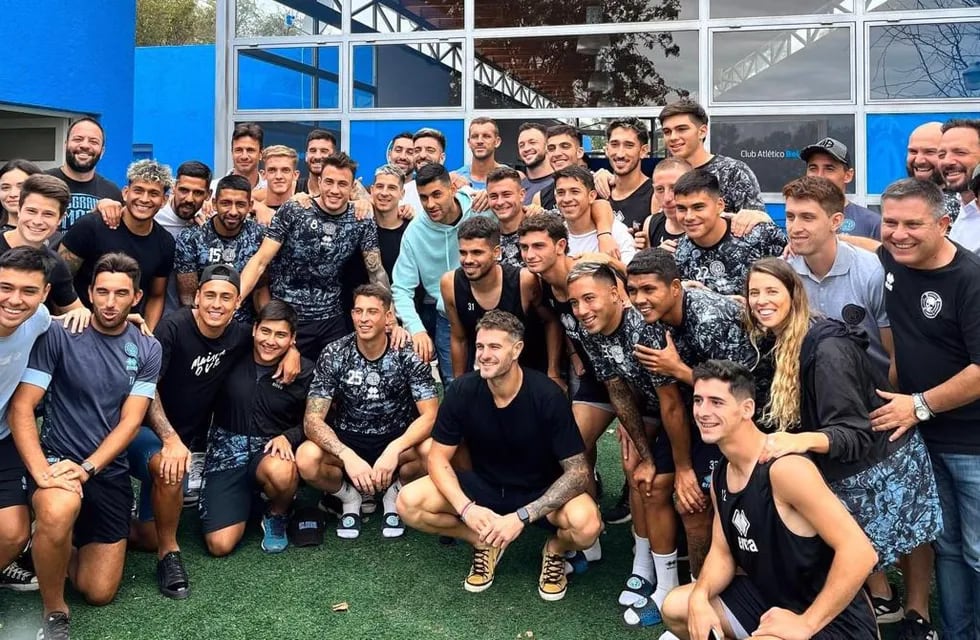 La foto subida por Belgrano del plantel con la visita de Cristian Cuti Romero en la práctica del miércoles por la mañana en Villa Esquiú