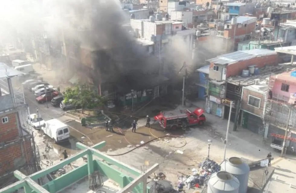 Dos mujeres y siete menores fueron trasladados al Hospital Fernández por un incendio en el Barrio 31.