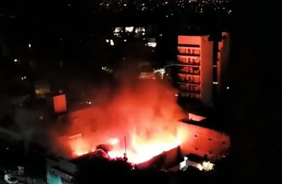 Incendio en Villa Urquiza. (Twitter)
