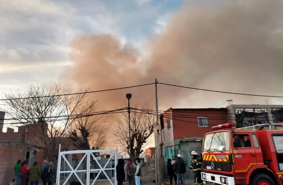 Incendio en depósito de cartones de Villa Itatí