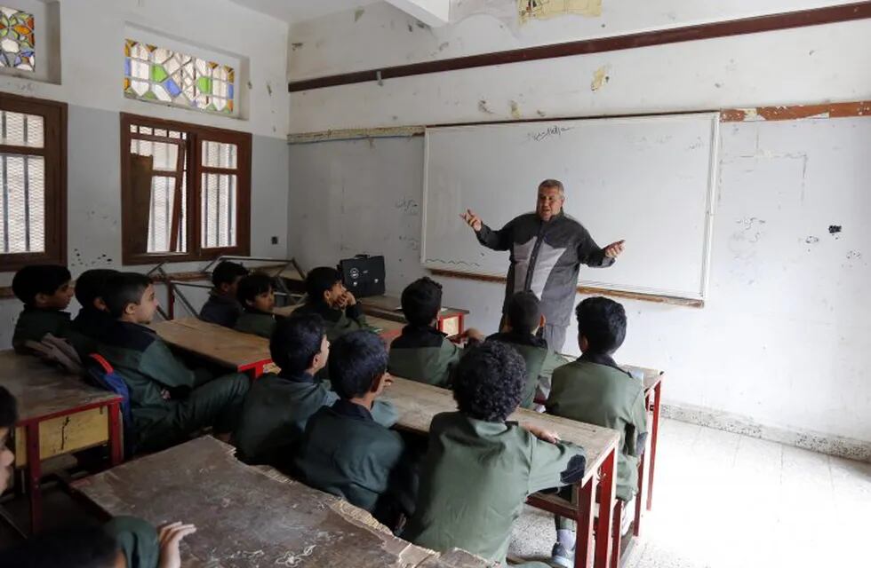 Los estudiantes yemeníes asisten a clases al comienzo de un nuevo año escolar en una escuela pública en Sana'a, Yemen, el 14 de septiembre de 2019. Crédito: EFE/EPA/YAHYA ARHAB ATTENTION.
