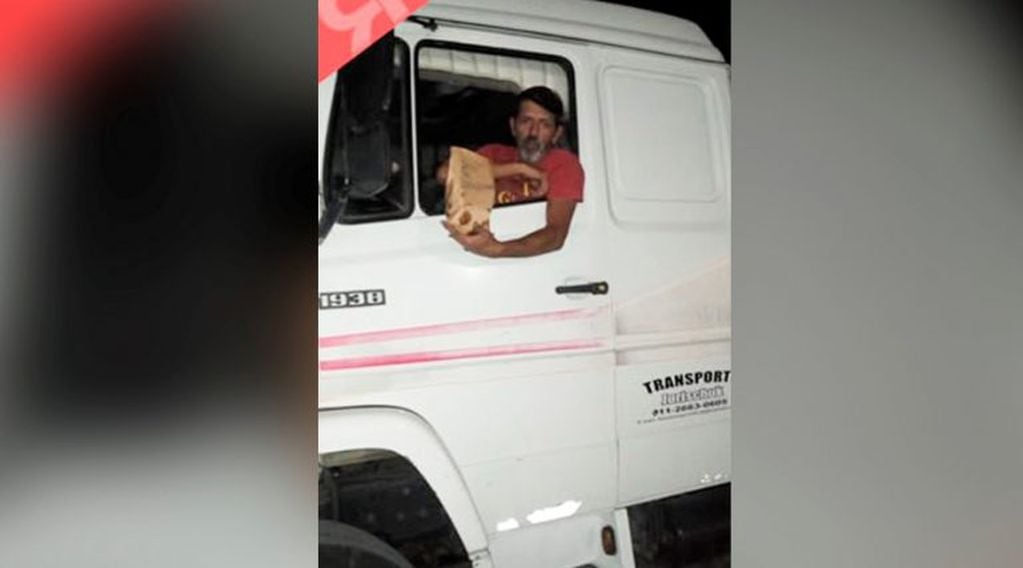 Un camionero muestra la donación solidaria (Riocoloradoinforma)