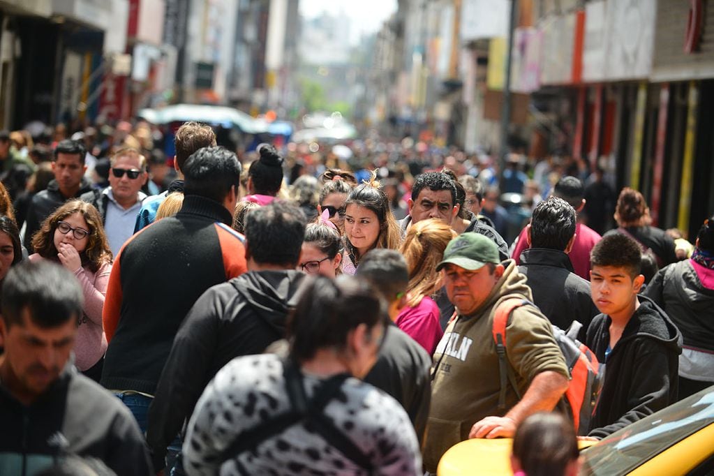 Día de la madre. Mucha gente comprando el el área peatonal de la ciudad de Córdoba. Ventas dia de la madre (José Gabriel Hernández / La Voz)