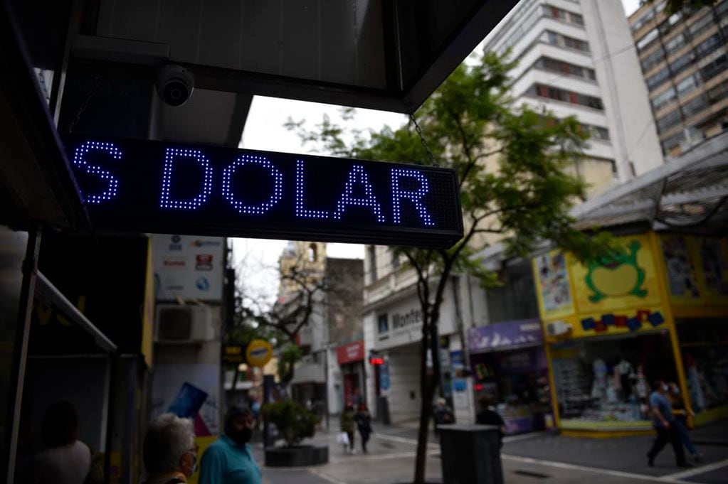 El dólar "blue" cotizó este martes a $ 394 en la City porteña.