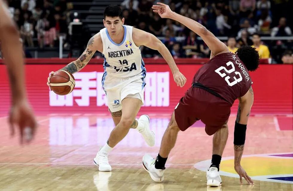 Argentina's Gabriel Deck dribbles the ball as Venezuela's Michael Carrera reacts during the Basketball World Cup Group I second round game between Argentina and Venezuela in Foshan on September 6, 2019. (Photo by Ye Aung Thu / AFP)