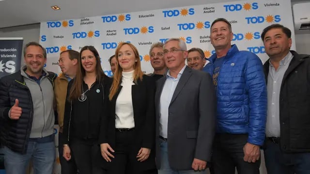 Los candidatos del Frente de Todos festejando el 11 de agosto. Orlando Pelichotti / Los Andes