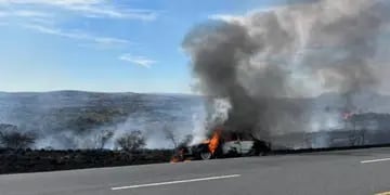 Se prendió fuego un auto en las Altas Cumbres y provocó un incendio