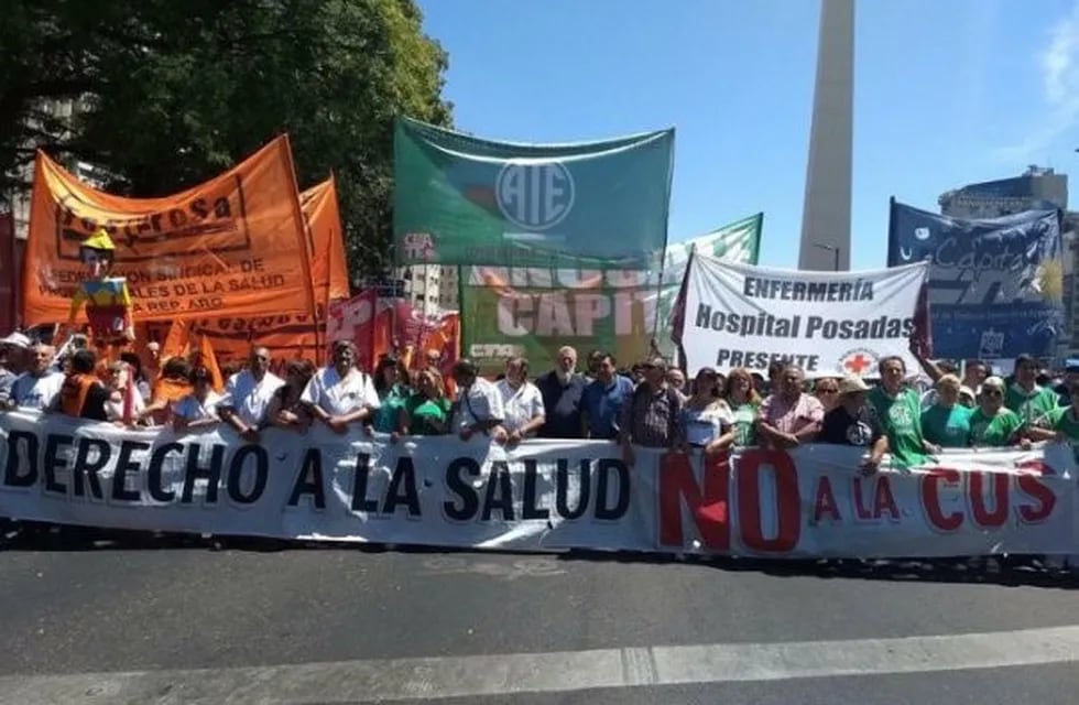 13 September 2018, Argentina, Buenos Aires: Cientos de docentes marchan en Buenos Aires. Los maestros argentinos llevaron a cabo una nueva huelga nacional, la octava en lo que va del año, y protagonizaron una masiva manifestación frente al Parlamento en Buenos Aires bajo la consigna de que \