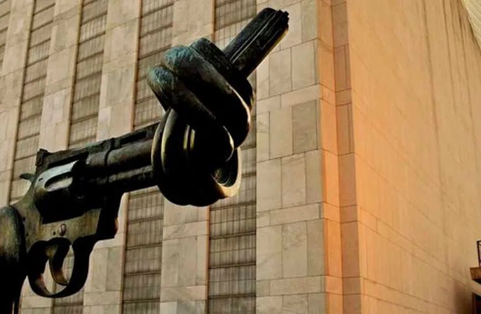No violencia (or El arma anudada), escultura del artista sueco Karl Fredrik Reutersward, se encuentra en la entrada de la sede de la ONU en Nueva York. (Foto ONU/Rick Bajornas).