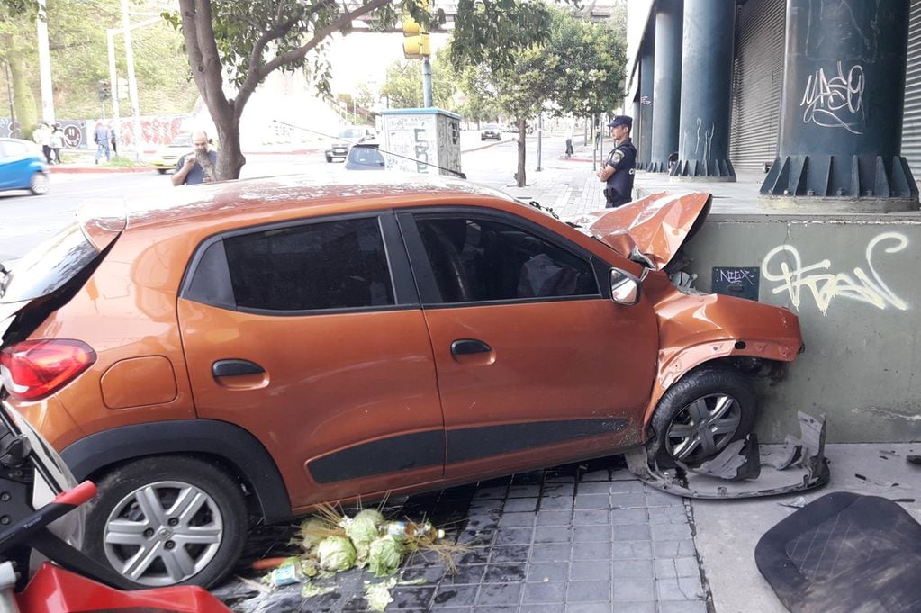 El auto terminó incrustado en el ingreso a la sede de Pritty (Gentileza Javier Sassi).
