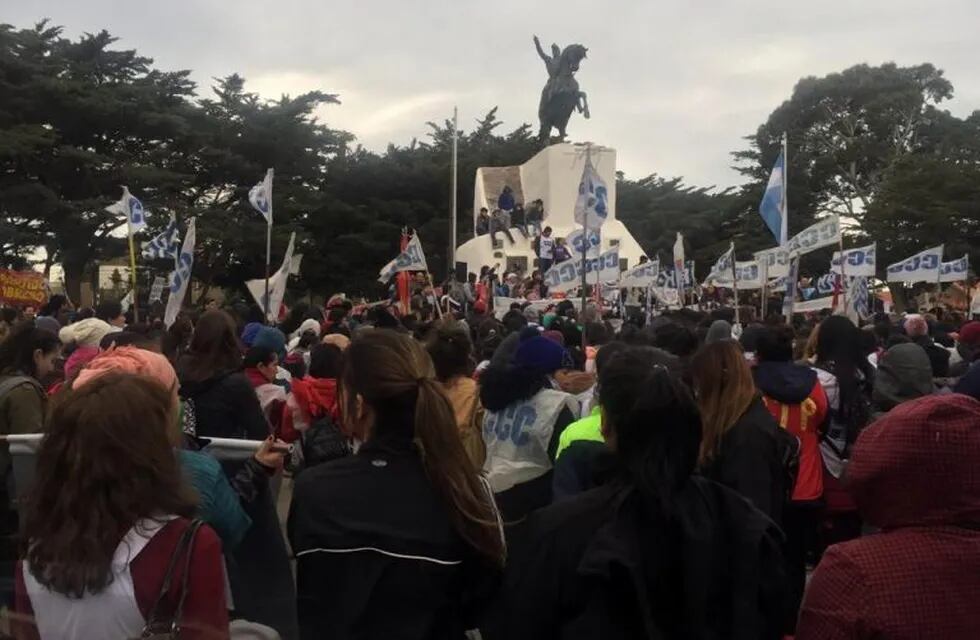 En el día del Maestro, fue masivo el Escuelazo en Comodoro