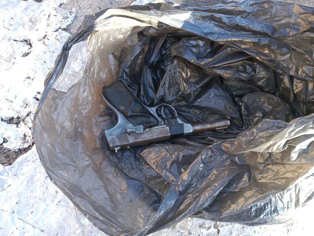 Además de las vizcachas evisceradas (su caza está prohibida en Mendoza), se encontraron armas de fuego en el auto de los cazadores.