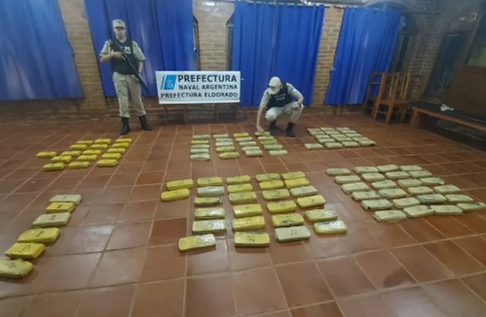 Prefectura Naval Argentina incauta más de 100 panes de marihuana en Eldorado.