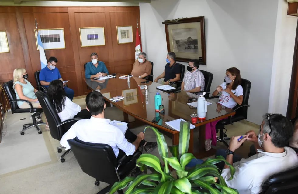 Luis Castellano con los concejales en su despacho de intendencia (Foto archivo)