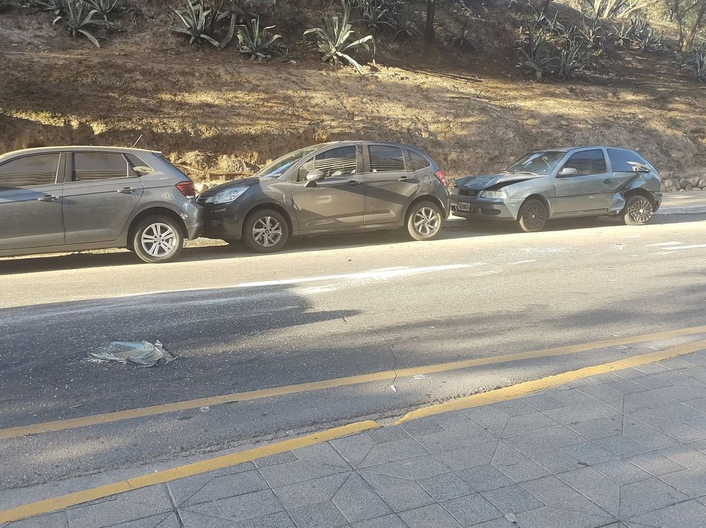 Tres de los cinco autos afectados por el choque.