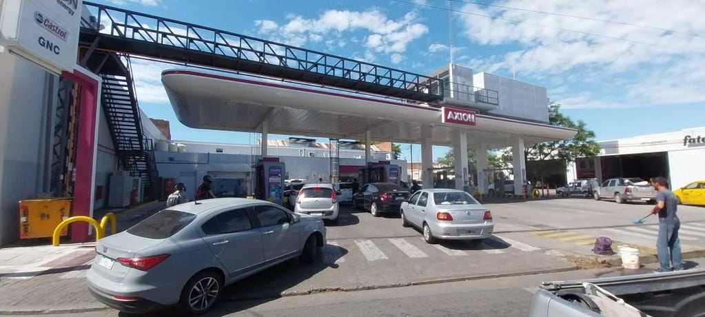 Largas colas en las estaciones de servicio de Córdoba por el faltante de naftas. (Pedro Castillo/La Voz)