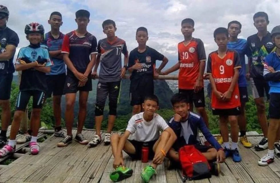 Quiénes son los 12 chicos que sobrevivieron 17 días en una cueva en Tailandia