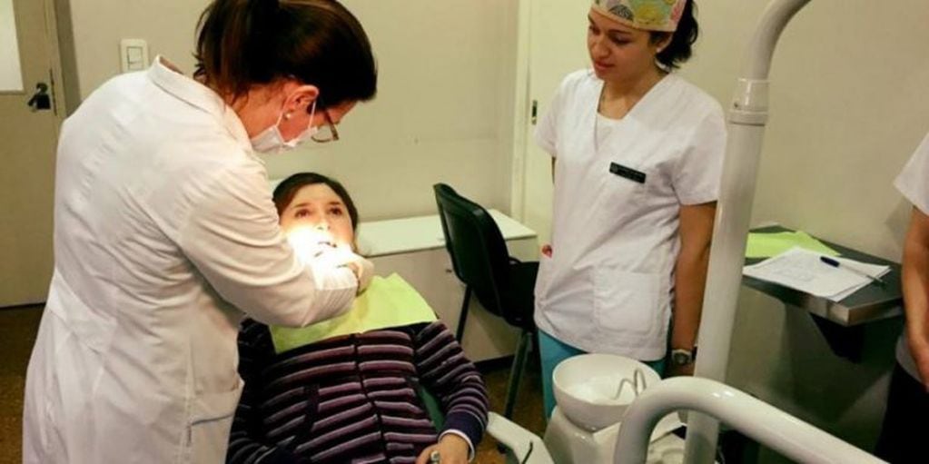 La Facultad de Odontología de la UNLP realiza exámenes de boca gratuitos para detectar cáncer.