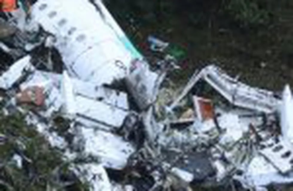 CLAIMA20161206_0383   Los restos del avión de Lamia, tras estrellarse en cercanías del aeropuerto de Medellín. (AP)