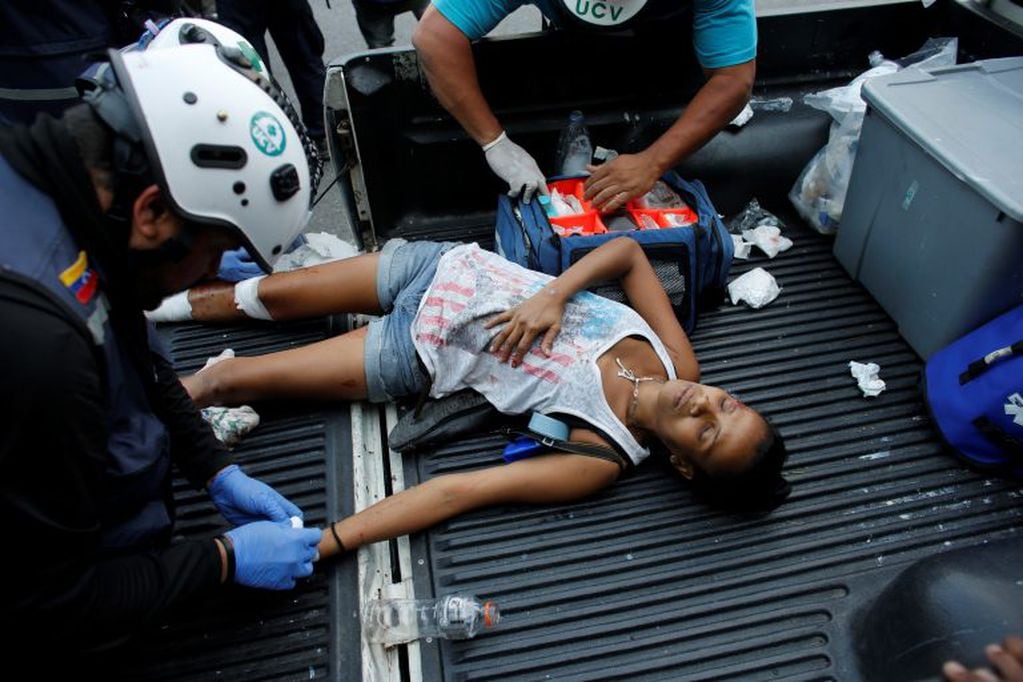 Protestante herida en Caracas (AP Photo/Ariana Cubillos).