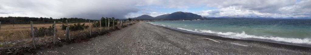 Lago Fagnano/Khami - Tolhuin ofrece hermosas vistas de la salida y puesta del sol, conjugado con el color de su agua, el viento y el ecotono.