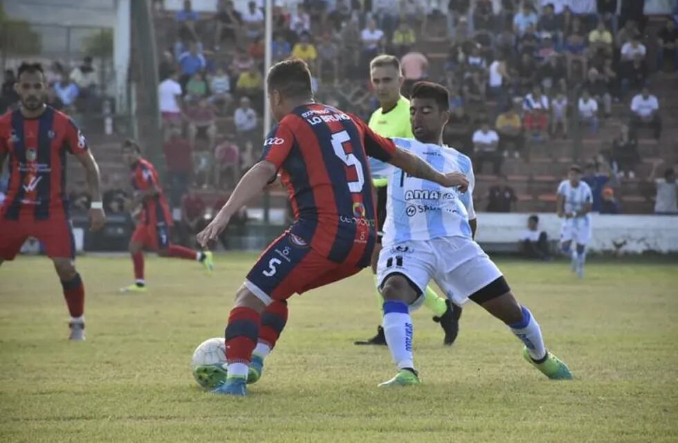 El Maxi Correa poniendo todo. A Racing le queda esperar... y  rezar.