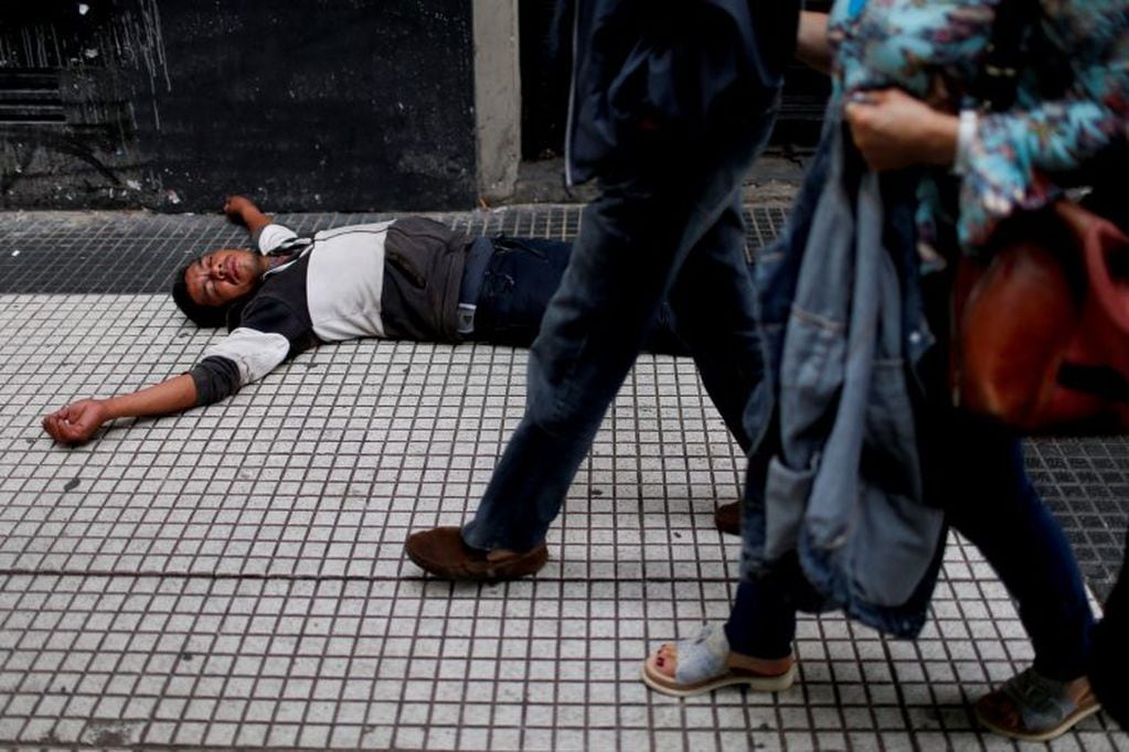 Una imagen de abandono en una calle de Buenos Aires, en enero. La situación de pobreza obliga a los padres a cumplir con certificados de escolaridad y de vacunas. (AP/Natacha Pisarenko)