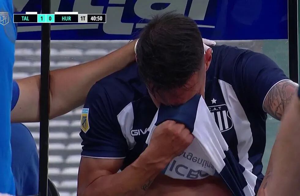 Sin contener el llanto, el Perro Auzqui salió por lesión. A pocos días de la semi de Copa Argentina.