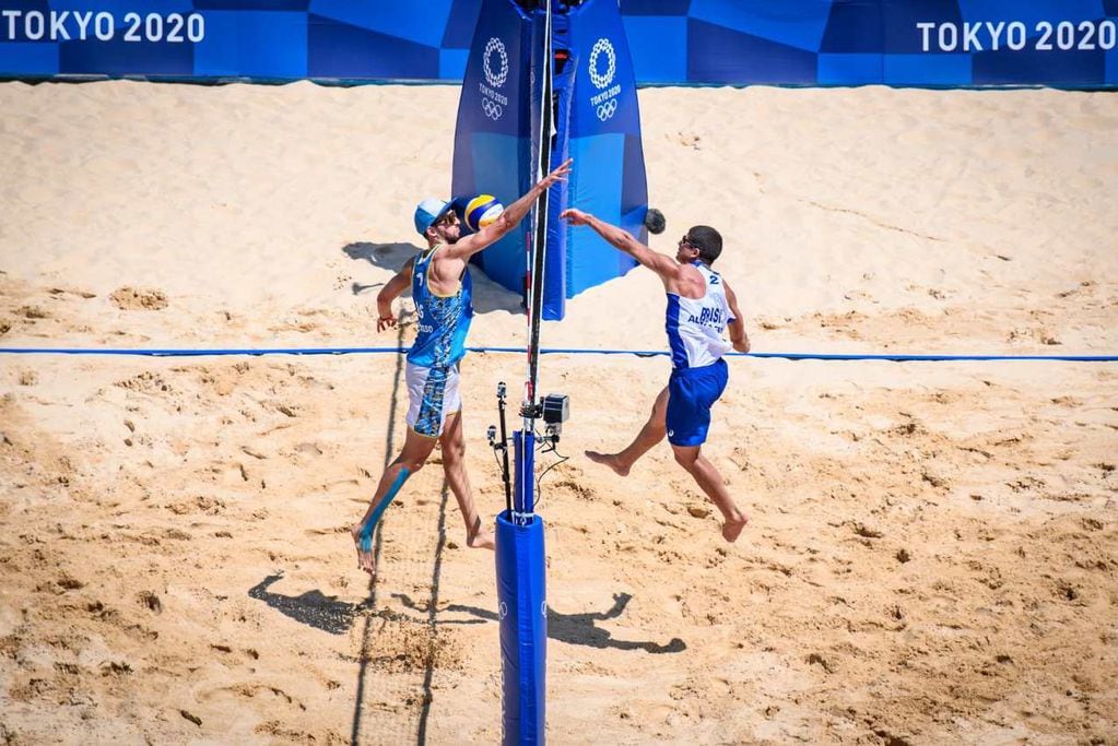 La dupla argentina integrada por Azaad/Capogrosso cayó en el debut ante Brasil, candidatos a una medalla en el beach vóley olímpico. (FIVB)