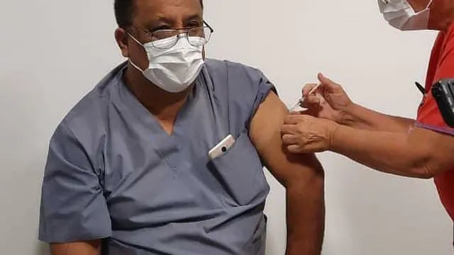 Eldorado: Roberto Velázquez  jefe de Terapia fue el primero en colocarse la vacuna contra el Coronavirus