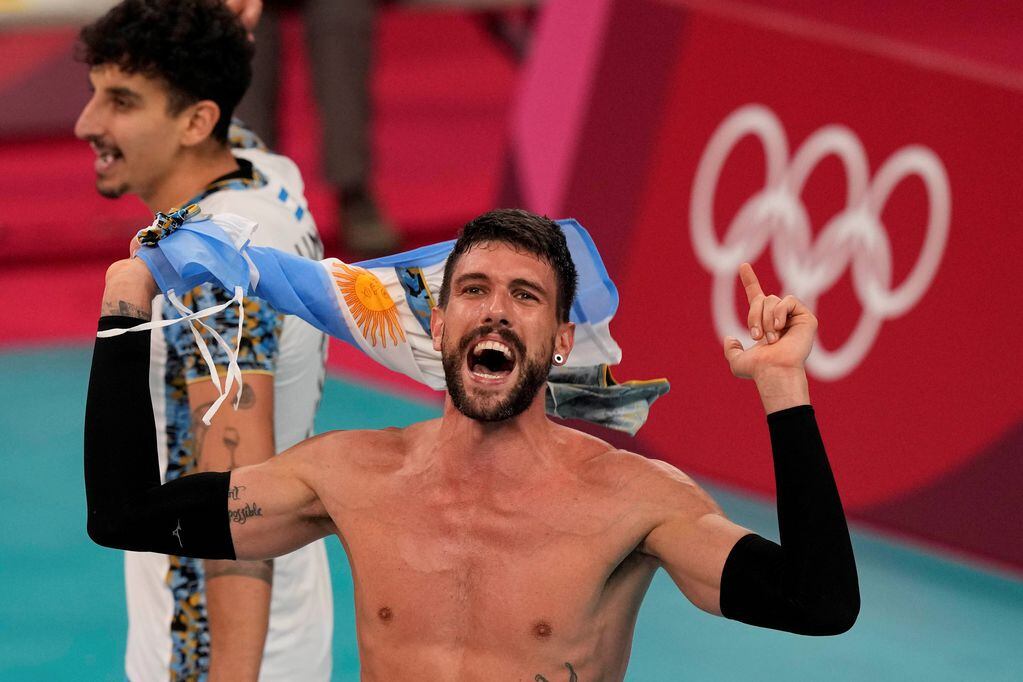 Facundo Conte celebra con la bandera argentina la obtención de la histórica medalla de bronce en Tokio 2020. (Foto: AP)
