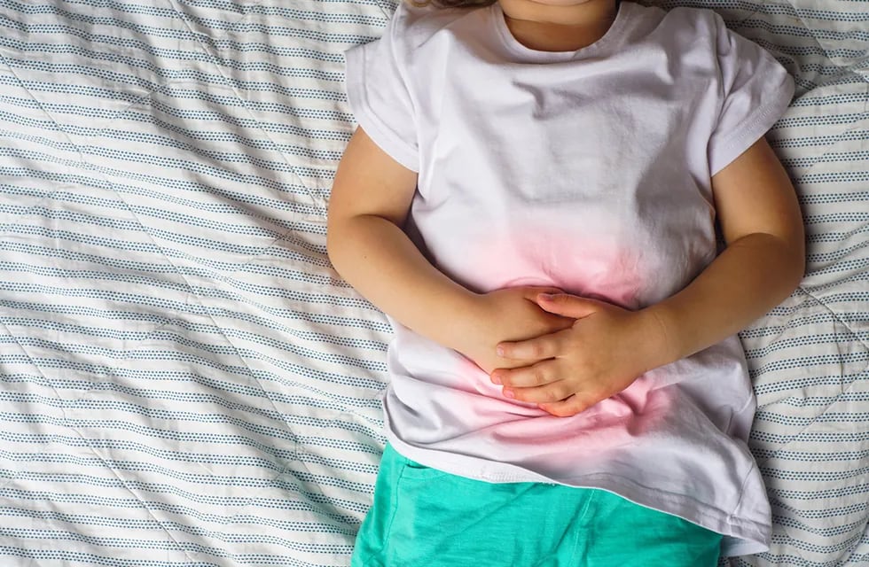 El dolor abdominal es uno de los síntomas que presentan niños con hepatitis aguda. Foto: La Voz.
