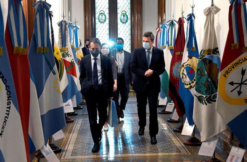 Sergio Massa (d), presidente de la Cámara de Diputados, camina junto a integrantes de la misión del Fondo Monetario Internacional que visita la Argentina durante noviembre de 2020. Foto: Maximiliano VERNAZZA / Argentinian Chamber of Deputies / AFP.