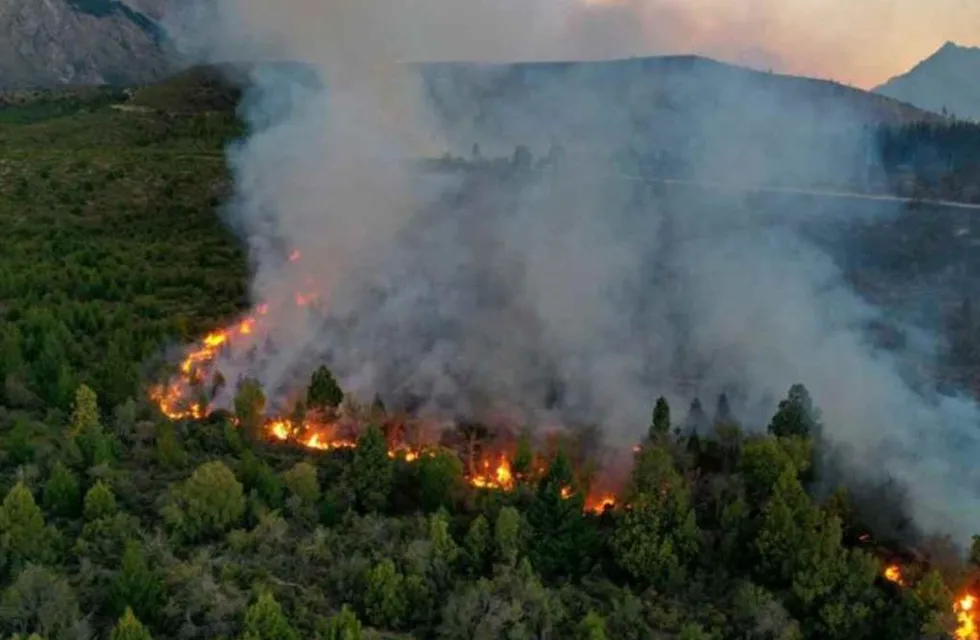 No pueden controlar el incendio que se desató en el sur de Bariloche.
