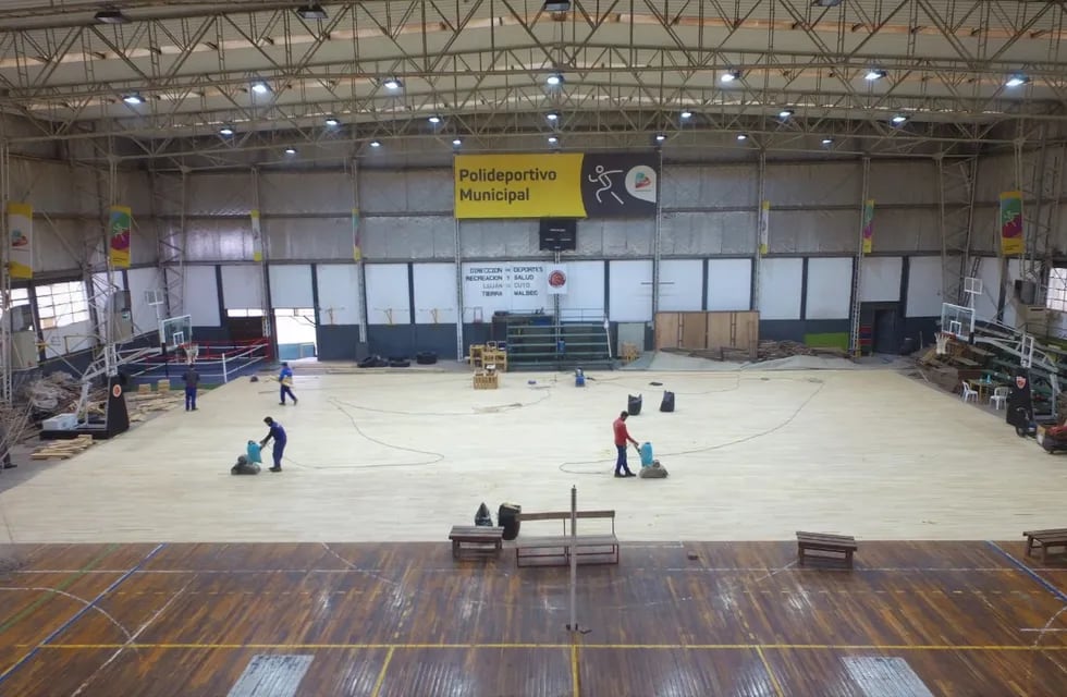 Los especialistas trabajan en la primera parte de la instalación del piso de parquet flotante en el Polideportivo de Luján de Cuyo. Gentileza MLC