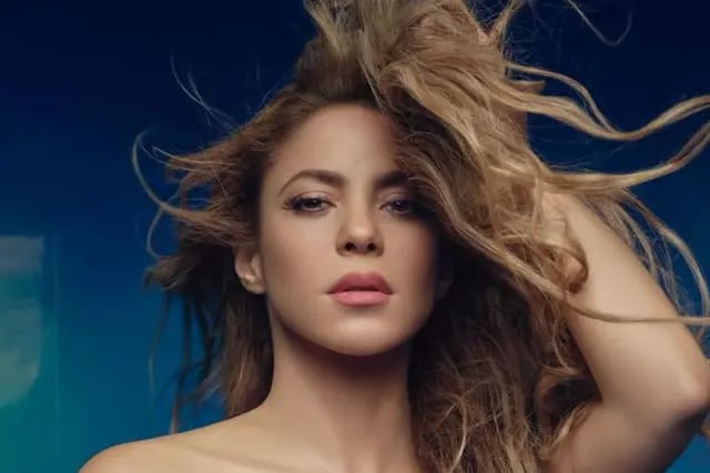 Shakira brilló con un vestido con encaje, aberturas y un escote como protagonista