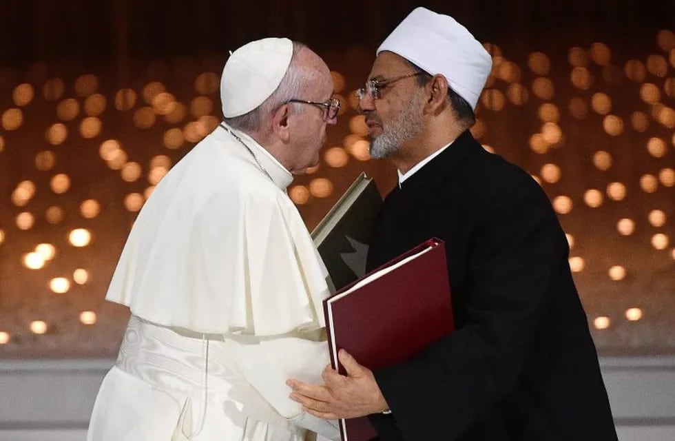 El papa Francisco y el imán musulman. (EFE/LUCA ZENNARO).