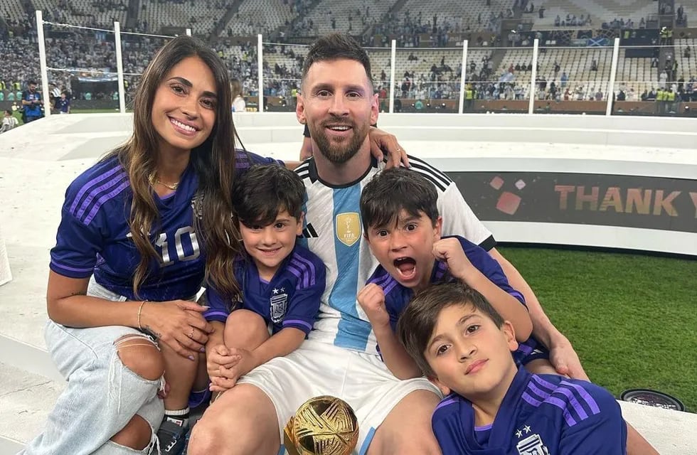 Messi junto a Antonela Roccuzzo y sus tres hijos. (Foto: @antonelaroccuzzo)