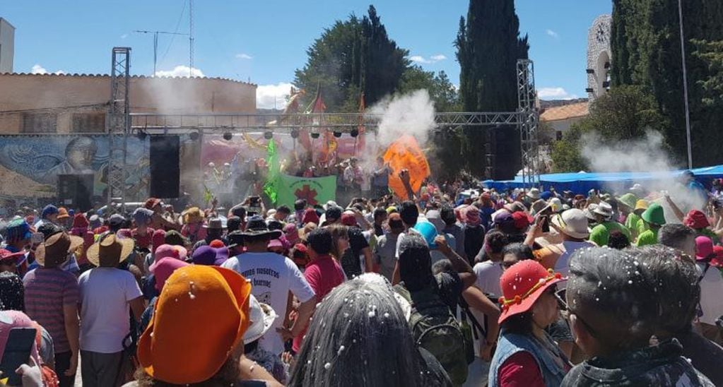 Papel picado, espuma, talco y serpentina, los elementos indispensables para el festejo carnavalero en Jujuy.