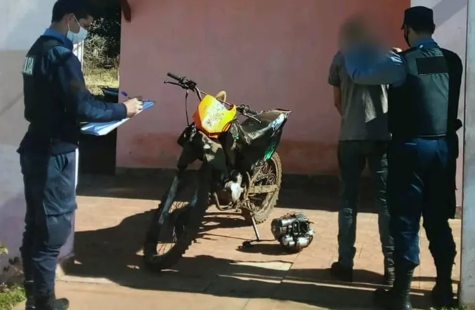 Una motocicleta y un auto con documentación apócrifa fueron secuestrados durante operativos viales.