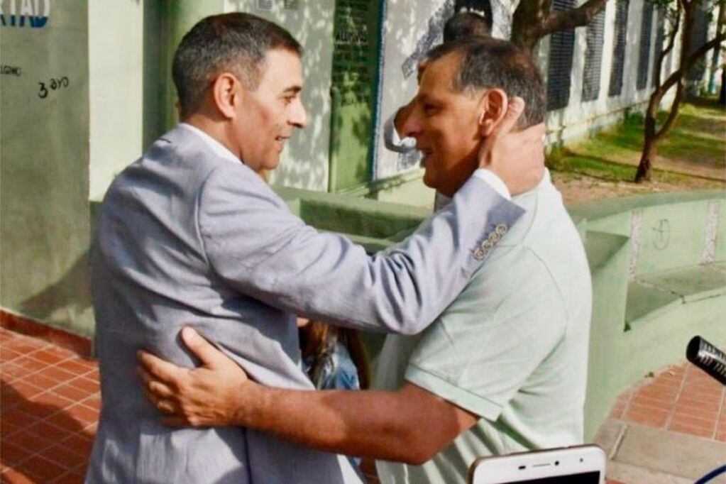 Abrazo y deseo de suerte entre Enrique Ponce y Gastón Hissa durante las elecciones del domingo.