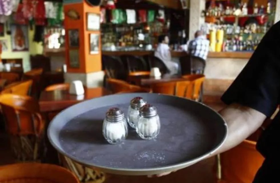 Avanza el proyecto para reducir el consumo de sal en restoranes en Alta Gracia.