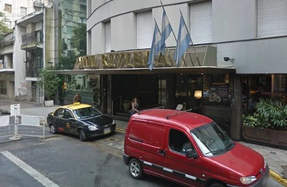 Un ladrón robó un hotel céntrico y se llevó el dinero de la caja. (Street View)