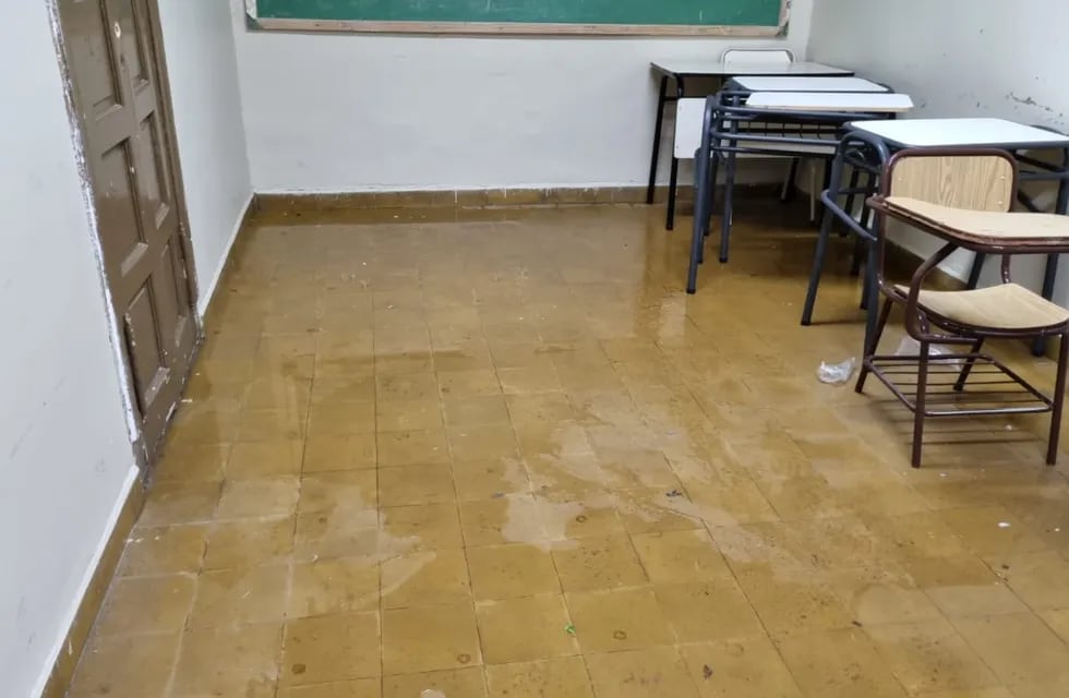 La escuela Ricardo Rojas de Córdoba sufrió inundaciones por el fuerte temporal.