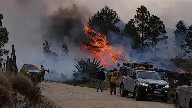Incendio en la zona de Loma del Tigre, Calamuchita. (@ @Mazaruca)