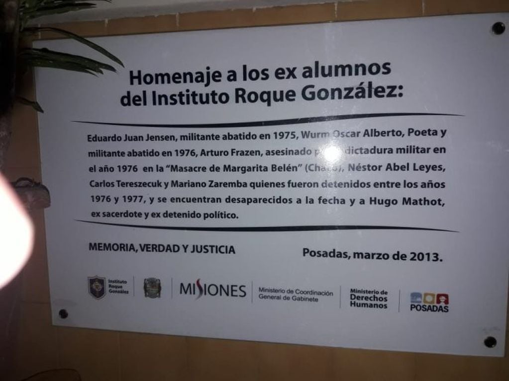 Placa en el Roque Gonzalez que recuerda a sus estudiantes asesinados en Margarita Belén.