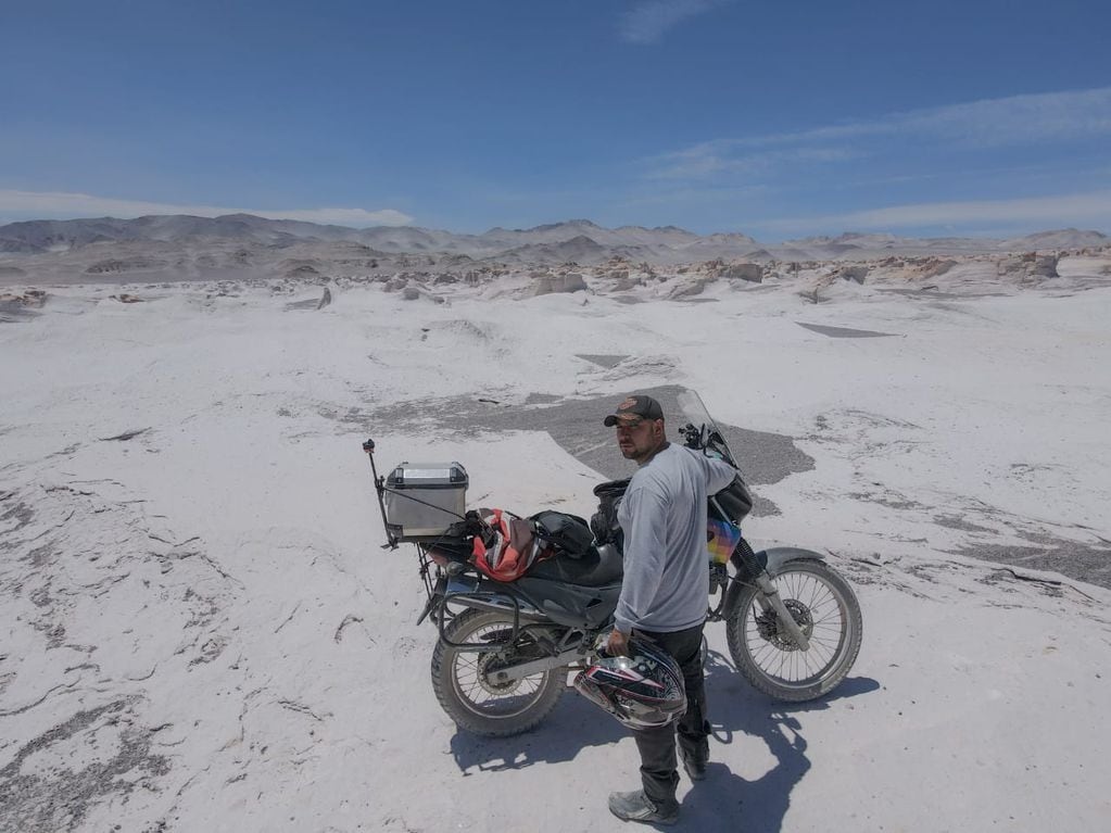 El motociclista malvinero recorre el país en su Falcon nx400, sus alforjas y las banderas argentinas.