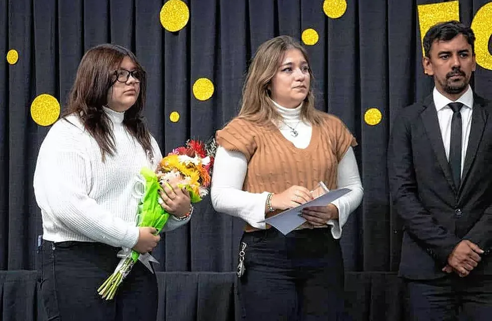 Las hijas de Daniela Velasco recibieron el título de su madre en medio de un emotivo acto.