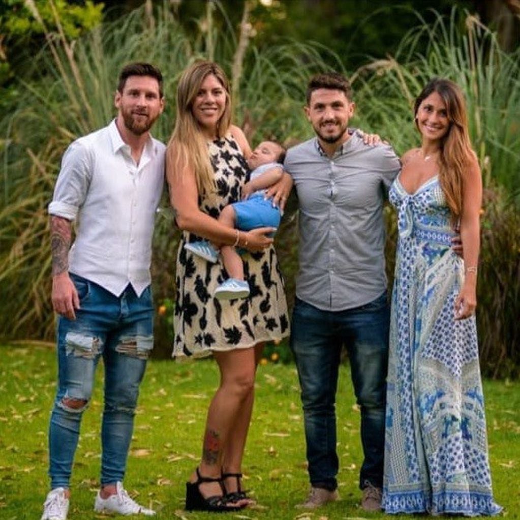 Leo, Antonela y los padrinos Sol y Lucas Scaglia, durante el bautismo de Ciro Messi. (Instagram)