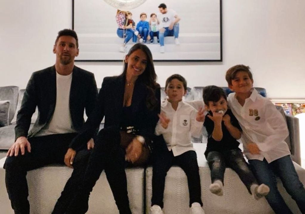 Antonela Roccuzzo posó junto a Lionel Messi y sus hijos para una foto de Año Nuevo. (@antonelaroccuzzo)